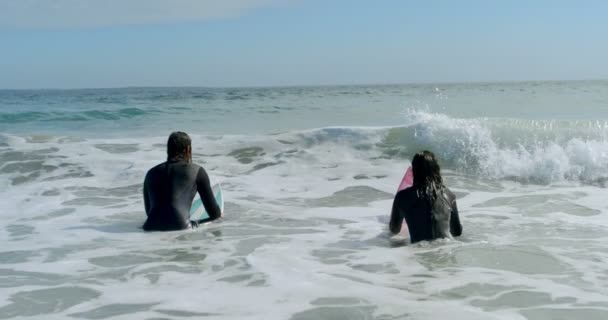 Pareja Surfistas Preparándose Para Surfear Ola Mar — Vídeo de stock