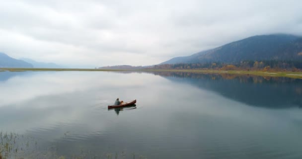 Uomo Barca Remi Con Suo Cane Lago Campagna — Video Stock