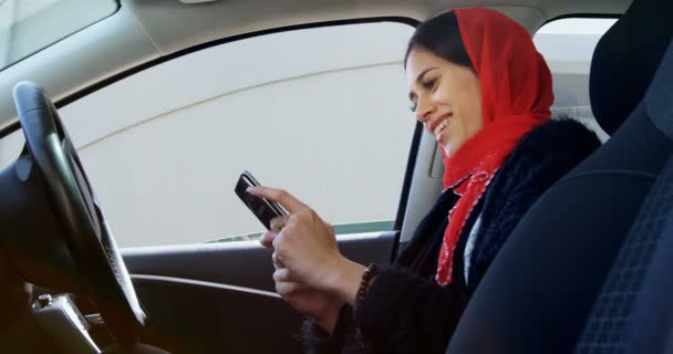 Mujer Hijab Usando Teléfono Móvil Coche — Vídeos de Stock