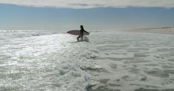 Donna Con Tavola Surf Che Corre Sul Mare Spiaggia — Video Stock