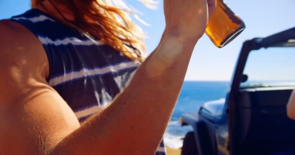 Uomo Che Beve Birra Spiaggia Una Giornata Sole — Video Stock