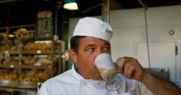 Chef Pensativo Bebendo Batido Chocolate Cozinha Comercial — Vídeo de Stock