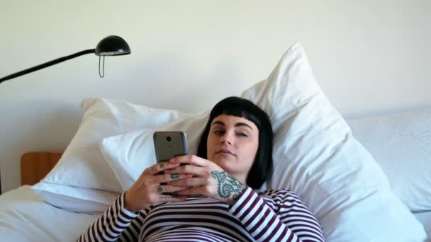 Γυναίκα Που Χρησιμοποιούν Κινητό Τηλέφωνο Στο Υπνοδωμάτιο Στο Σπίτι — Αρχείο Βίντεο
