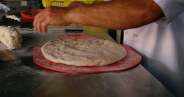 Chef Polvilhando Massa Massa Pizza Bancada — Vídeo de Stock