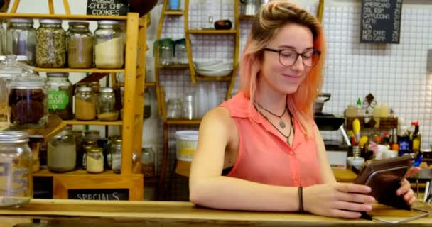 Mujer Sonriente Usando Tableta Mostrador Café — Vídeo de stock