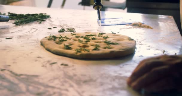 Nahaufnahme Eines Männlichen Kochs Bei Der Zubereitung Von Pizza Der — Stockvideo