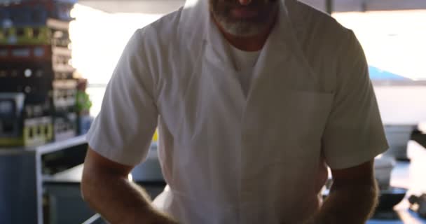 男性シェフの厨房 のワークトップに生地を混練 — ストック動画