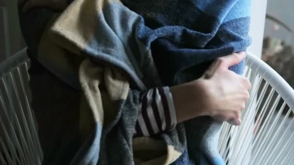 Женщина Завернутая Одеяло Отдыхает Дома — стоковое видео