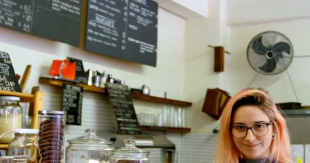 Πορτρέτο Του Όμορφη Σερβιτόρα Στέκεται Στο Café Μετρητή — Αρχείο Βίντεο