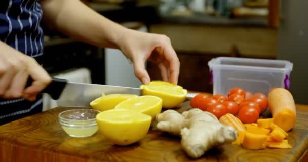 Połowie Sekcji Kobiety Wyciskania Cytryny Misce Kitchen Café — Wideo stockowe