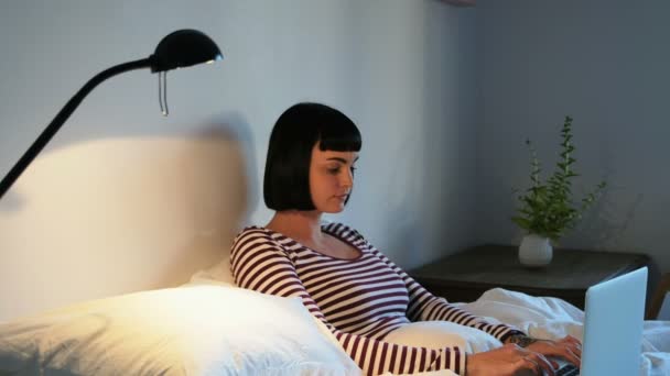 Жінка Використовує Ноутбук Спальні Вдома — стокове відео