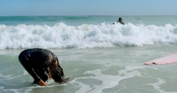 Pareja Divirtiéndose Mar Playa — Vídeo de stock