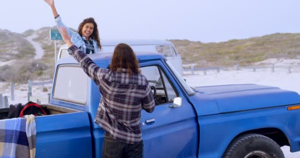 Glückliches Paar Hat Spaß Auf Dem Auto — Stockvideo