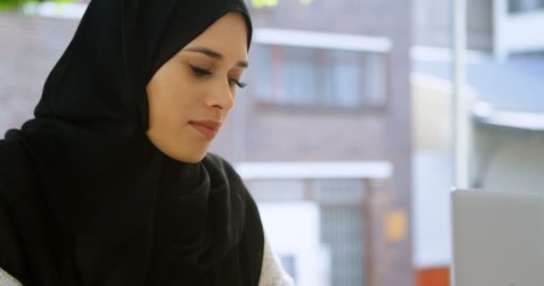 Close Van Vrouw Hijab Bezig Met Laptop Openlucht Café — Stockvideo