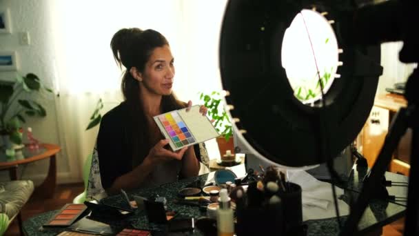女性博客在家庭中的化妆品互动4K — 图库视频影像