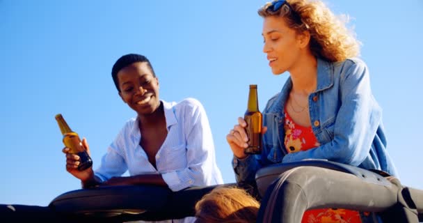 Amigos Sexo Feminino Tomando Cerveja Carro Dia Ensolarado — Vídeo de Stock