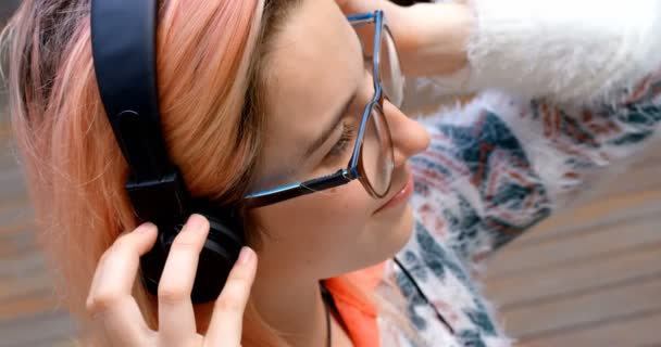 Ejecutiva Femenina Escuchando Música Auriculares Oficina — Vídeos de Stock