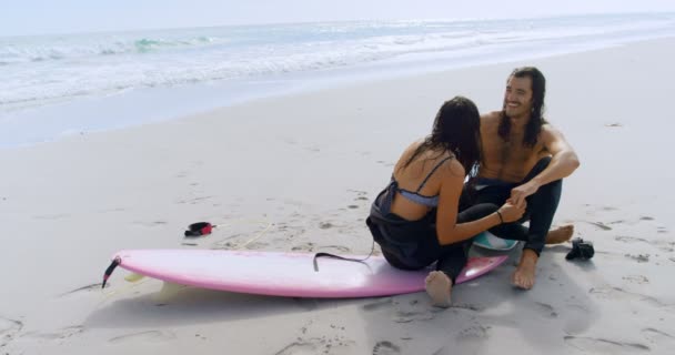 快乐的冲浪夫妇在沙滩上聊天4K — 图库视频影像