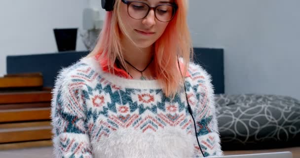 Weibliche Führungskraft Hört Musik Über Kopfhörer Büro — Stockvideo