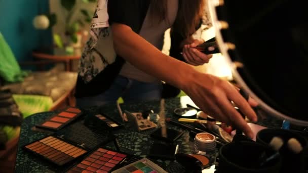 Női blogger megszervezése az asztalon kozmetikumok otthoni 4 k