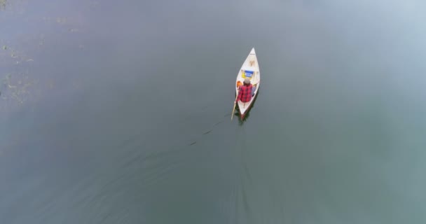 Adam Bir Tekne Kırsal Bir Gölde Kürek — Stok video