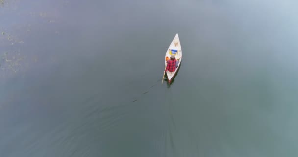 Hombre Remando Barco Lago Campo — Vídeos de Stock