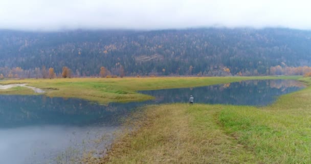 Homem Com Seu Cão Perto Lago Campo — Vídeo de Stock