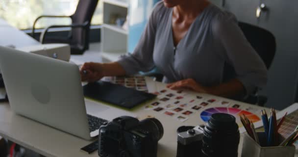Женщина Графический Дизайнер Помощью Графического Планшета Столе Офисе — стоковое видео