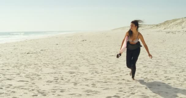 Vrouwelijke Surfer Met Surfboard Uitgevoerd Het Strand Een Zonnige Dag — Stockvideo