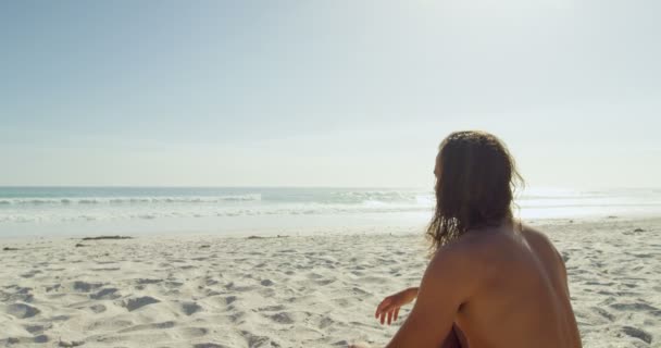 Στοχαστικός Άνθρωπος Χαλαρώνοντας Στην Παραλία — Αρχείο Βίντεο