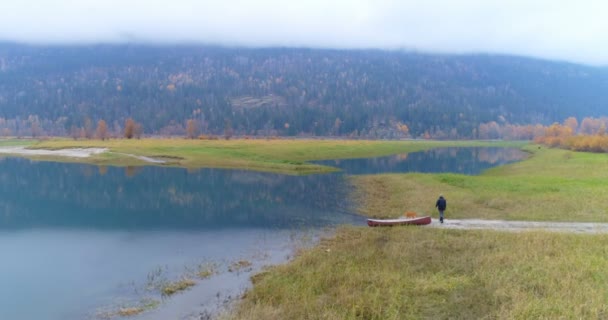 Man Lopen Met Zijn Hond Buurt Van Lakeside Platteland — Stockvideo