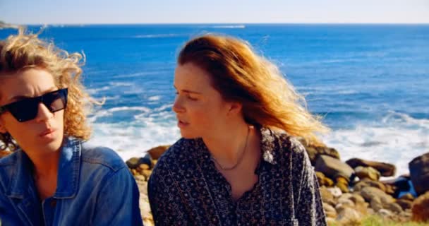 Vriendinnen Interactie Met Elkaar Het Strand Een Zonnige Dag — Stockvideo