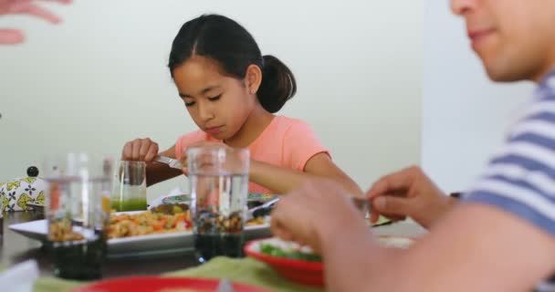 Leden Van Familie Ontbijten Eettafel Bij Huis — Stockvideo