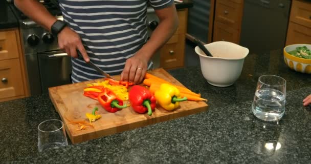 Man Snijden Groenten Keuken Bij Huis — Stockvideo