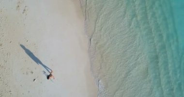 Güneşli bir günde 4 k sahilde yürüyüş surfboard ile kadın sörfçü yükü