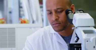 Bilim adamı 4 k laboratuarda mikroskop aramak
