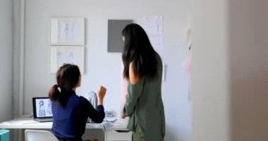 Moda tasarımcıları tasarım stüdyosu 4 k, kumaş üzerinde birlikte çalışma