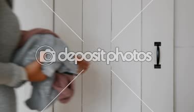 Moda tablet üzerinde çalışan ve kumaş tasarım Studio 4 k inceleyerek tasarımcıları