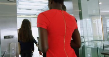 Office 4 k asansöre biniyorlar iş adamları