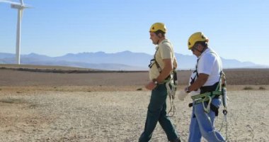 Rüzgar Çiftliği güneşli bir günde 4 k yürüyen iki erkek mühendis