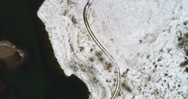 Hava yolu kışın 4k Nehri boyunca karla kaplı arazi üzerinde