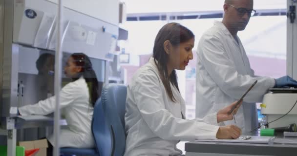 Équipe Scientifiques Discutant Sur Une Tablette Numérique Dans Laboratoire — Video