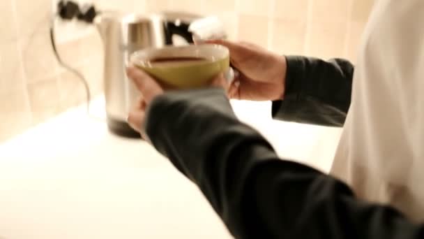 Женщина Пьющая Кофе Кухне Дома — стоковое видео