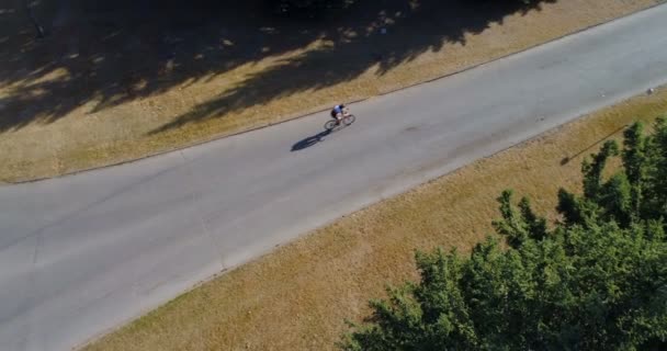Αεροφωτογραφία Του Ποδηλάτη Ποδηλασία Μέσα Από Έναν Επαρχιακό Δρόμο Στο — Αρχείο Βίντεο