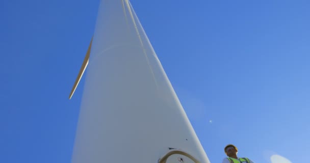 の風車の上に立って男性エンジニア — ストック動画