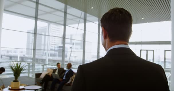 Vue Arrière Homme Affaires Marchant Vers Ses Collègues Bureau — Video