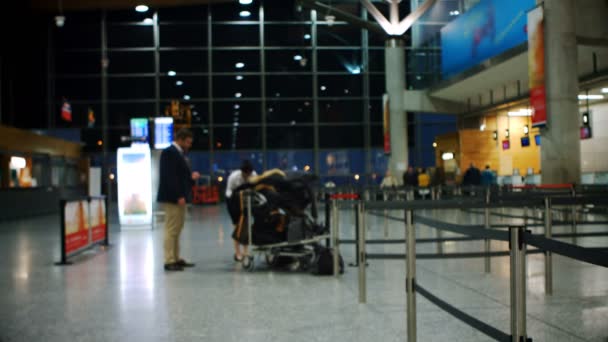 Koppel Zoek Bij Vertrek Board Luchthaven Terminal — Stockvideo