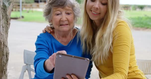 Sorrindo Mulher Sênior Jovem Usando Laptop Quintal — Vídeo de Stock