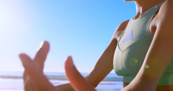 Vrouw Uitvoeren Van Yoga Het Strand Een Zonnige Dag Passen — Stockvideo