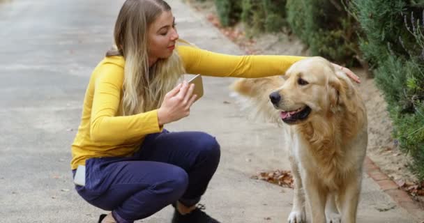 Sonriente Joven Chica Tomando Selfie Con Perro — Vídeos de Stock